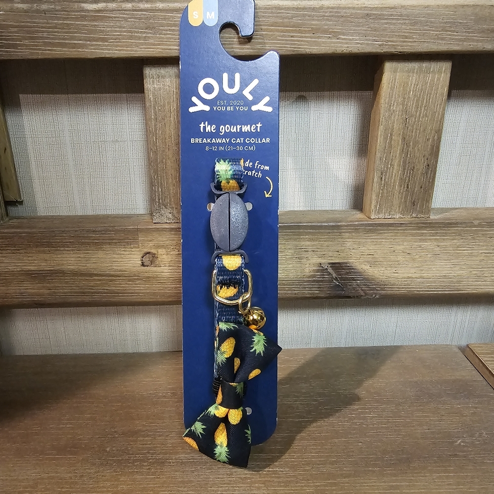 Brand new with tags. Pineapple with bow cat collar.